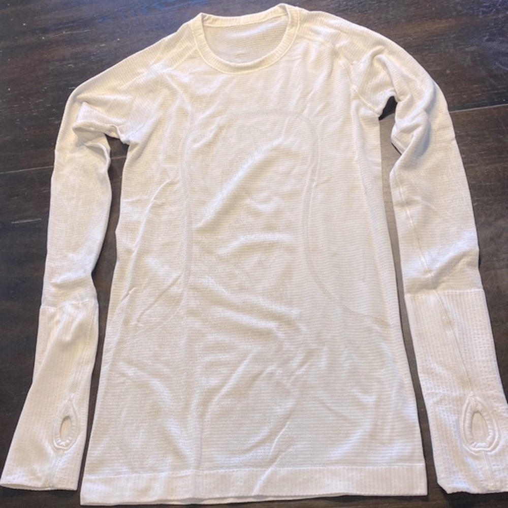 Lululemon Swiftly Long Sleeve, size 4 in white paisley.